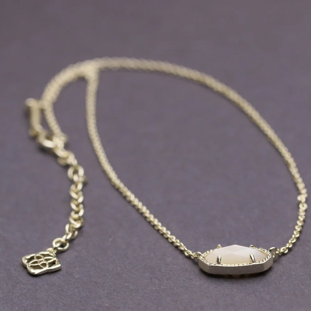 Elisa Pendant Necklace in Ivory Pearl